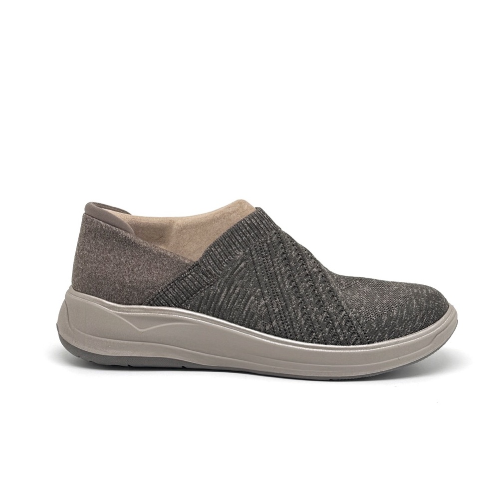 Bzees Triumph Slip-On Knit Stretch Sneakers Size 7 W